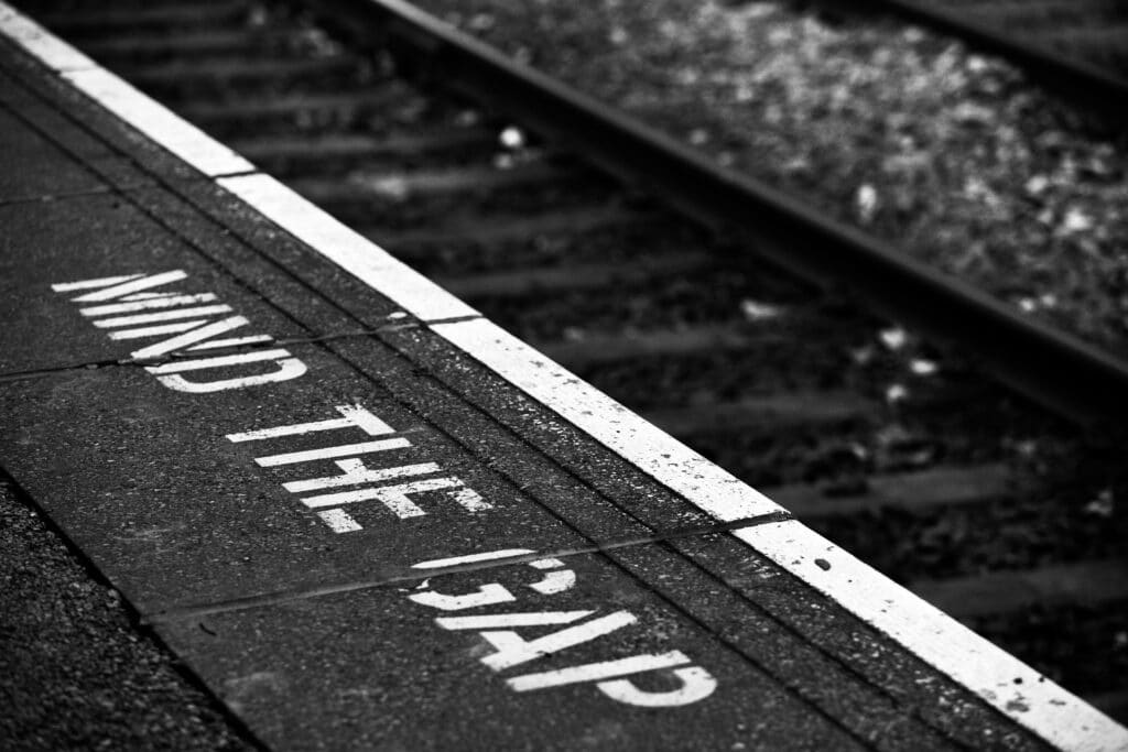 Deze afbeelding past bij een tekstuele opsomming die gaat over de belangrijkste gaps c.q. uitdagingen die organisaties hebben bij het voldoen aan de ISAE3402 standaard. ARC People helpt organisaties bij het overbruggen van de gaps.