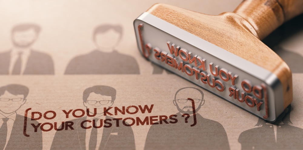 De foto laat een stempel zien, met de tekst Do you know your customers? Het refereert aan het doen van clientenonderzoek (CDD of KYC), waarbij ARC People kan ondersteunen.